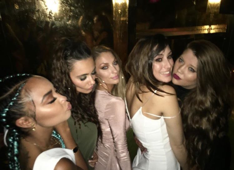 HechoPerrie's tweet photo. Fotos de Leigh con sus amigas celebrando el cumpleaños de Hannah {2} #HechoPerrie https://t.co/YH2Wo1vijN