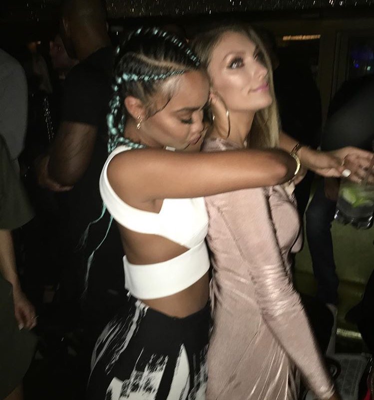 HechoPerrie's tweet photo. Fotos de Leigh con sus amigas celebrando el cumpleaños de Hannah {2} #HechoPerrie https://t.co/YH2Wo1vijN