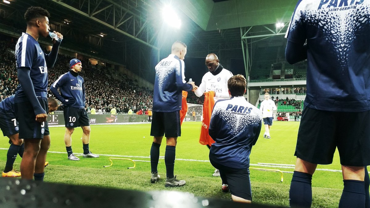 PikPikSteve's tweet photo. Tout le monde est concentré côté PSG, ils se donnent tous des consignes #impliques #dansLeMatch #ASSEPSG https://t.co/mENEzhr6Uw