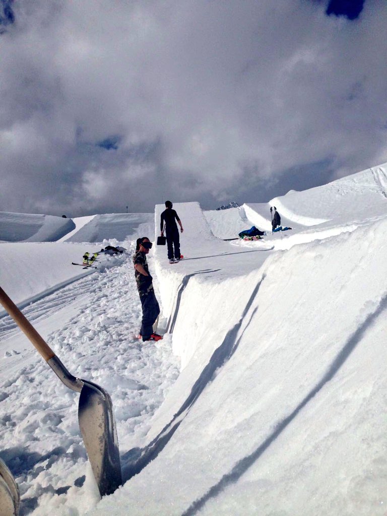 grandvalira's tweet photo. 01/02 @SkiersCup Backcountry Slopestyle #Grandvalira! Good job shapers! 👌🏼 
+info> https://t.co/bjvdwNofqf https://t.co/yqUFTwGpst