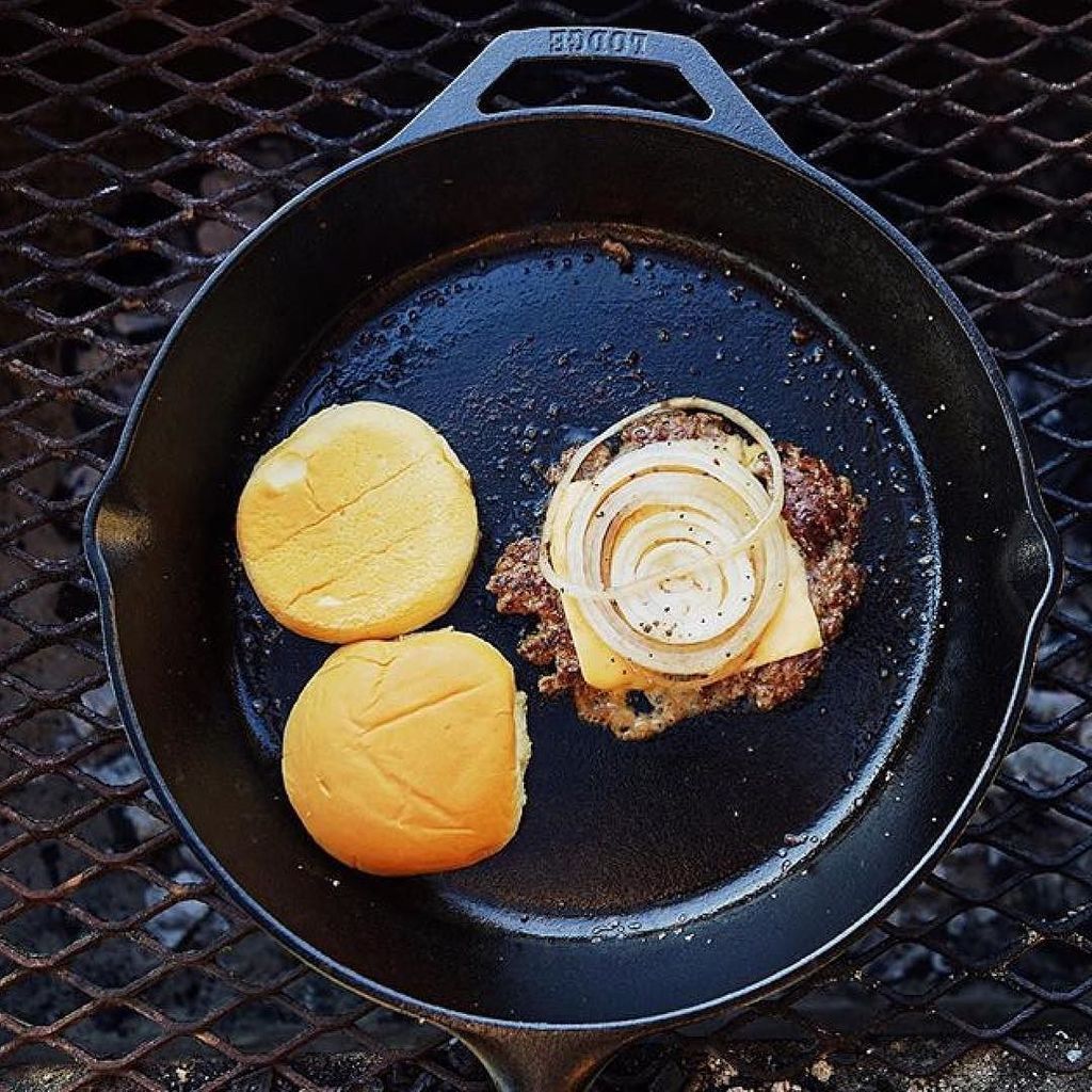 Cast_Iron_Cook's tweet image. Cast iron smash burger. 🍔 Photo by @asimplefarmer.