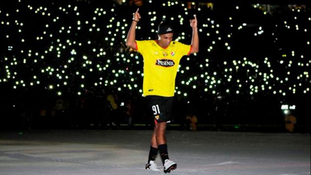 FOXDeportes's tweet photo. Nadie puede resistir el deseo de tener un "recuerdito" del gran @10Ronaldinho 

https://t.co/yX2EY0ONj2 https://t.co/1hpL4Q0g6Y