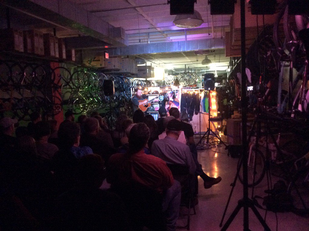 Herb and Hanson kicking things off at <a href="/BikeneticFC/">Bikenetic</a> tonight, with some nice harmonies and impressive picking.