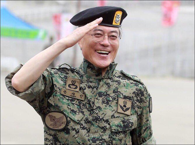 딱 한가지~

친일파 가문도 아니고,
독재자 가문도 아니고,
찌라시 가문도 아니고,
병역 회피자도 아니고,
돈받아 처먹은 비리 정치인도 아니고,

문재인이 대통령인 나라에서
한번 살아보고 싶습니다. 꼭