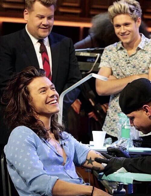 1DGiveMe5's tweet photo. #HappyBirthdayHarryStyles you're so sexy💘🔥😏 We love youuuu. 2⃣2⃣🎊🎉🎈🎂🎁 @Harry_Styles https://t.co/pA1Tr4wCpD