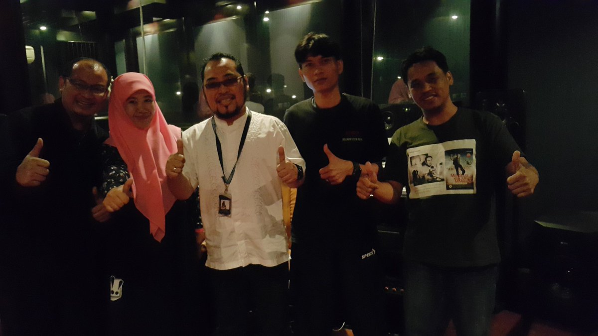 DediPadiku's tweet photo. Bersama orang2 hebat di @MDMusic_ID Mas @harbud707 kolaborasi lagu yg @asmanadia tulis untuk film #PesantrenImpian https://t.co/jgT96pK4UN