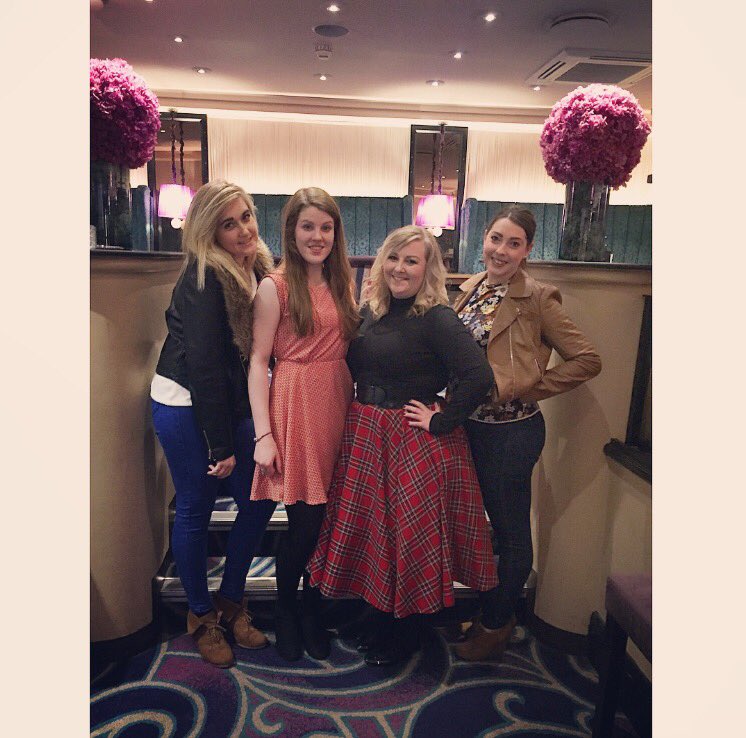 _Verity92's tweet photo. Afternoon gin and tea cocktails with my beauties 👯👯 #theginpalace https://t.co/b8KokzX5IS