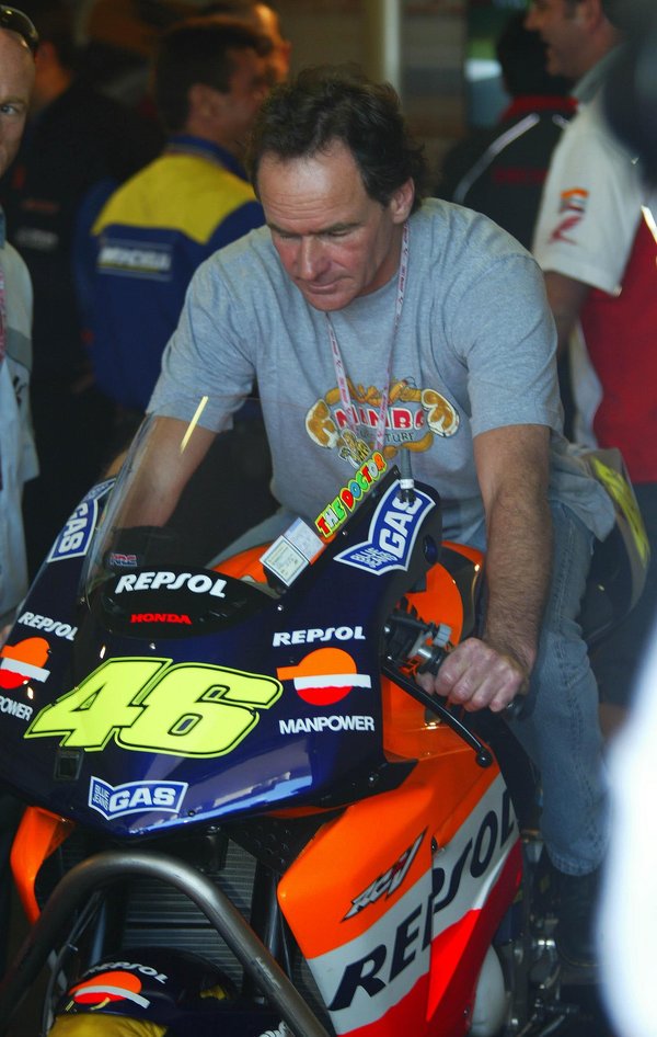 bgmotogp's tweet photo. #46DaysUntilQatar Barry Sheene samples Valentino Rossi’s MotoGP title-winning Honda, 2002 @BritishMotoGP © DPPI https://t.co/TrXlPMdM0b