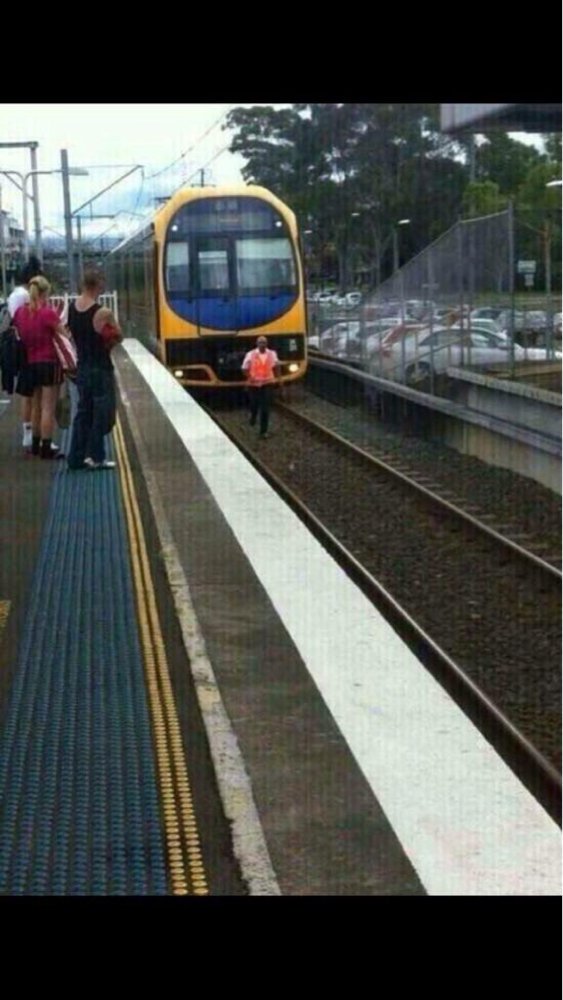 SpeakComedy's tweet photo. this man playing subway surfer https://t.co/wPau52EPNV