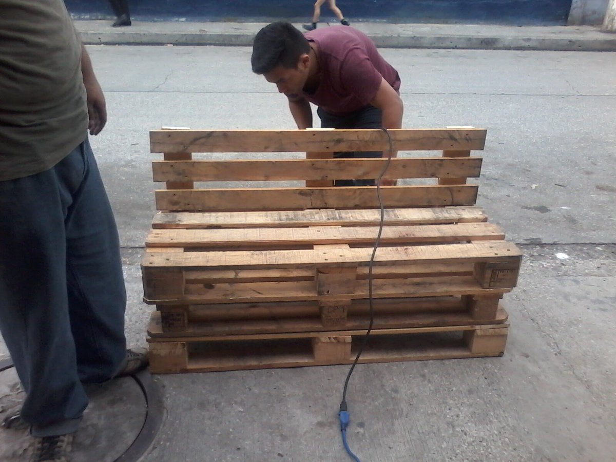 marfeint's tweet photo. #Decobox Últimos detalles @edcom50 @espol @Andreapinoacost @UVS_ESPOL https://t.co/sp7PHQdAYS
