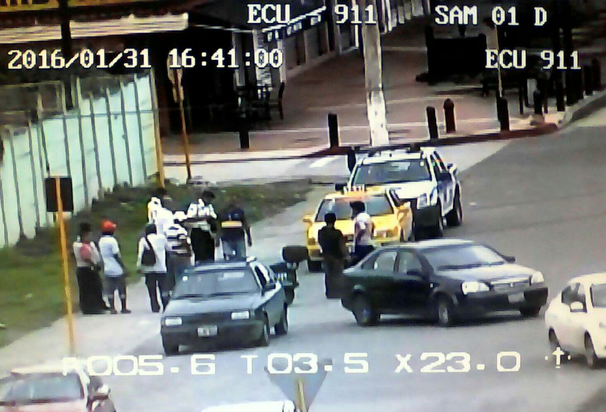 ecu911sambo's tweet photo. Km 0.5 vía a #Samborondón, por cdla. Entre Ríos, accidente de tránsito es atendido por @CTEcuador y @Salud_CZ8 https://t.co/cprYcbFtXH