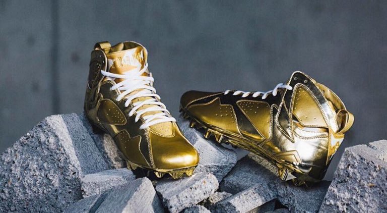 ltsFBLife's tweet photo. Charles Woodson's gold cleats for his final Pro Bowl game 👀🔥 https://t.co/fMlq9CGvGx