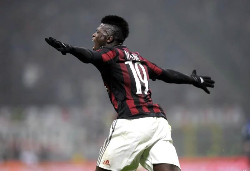 inforossoneri's tweet photo. Selebrasi gol Mbaye Niang. ✈✈✈ https://t.co/sAsuLM7377