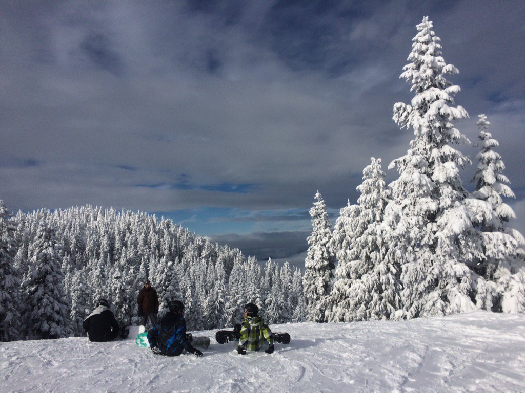 Winecouverites's tweet photo. Powder day @Cypressmtn deserves an après #snowbunnies #crazyraven #skilife https://t.co/TlSIHlBhYm