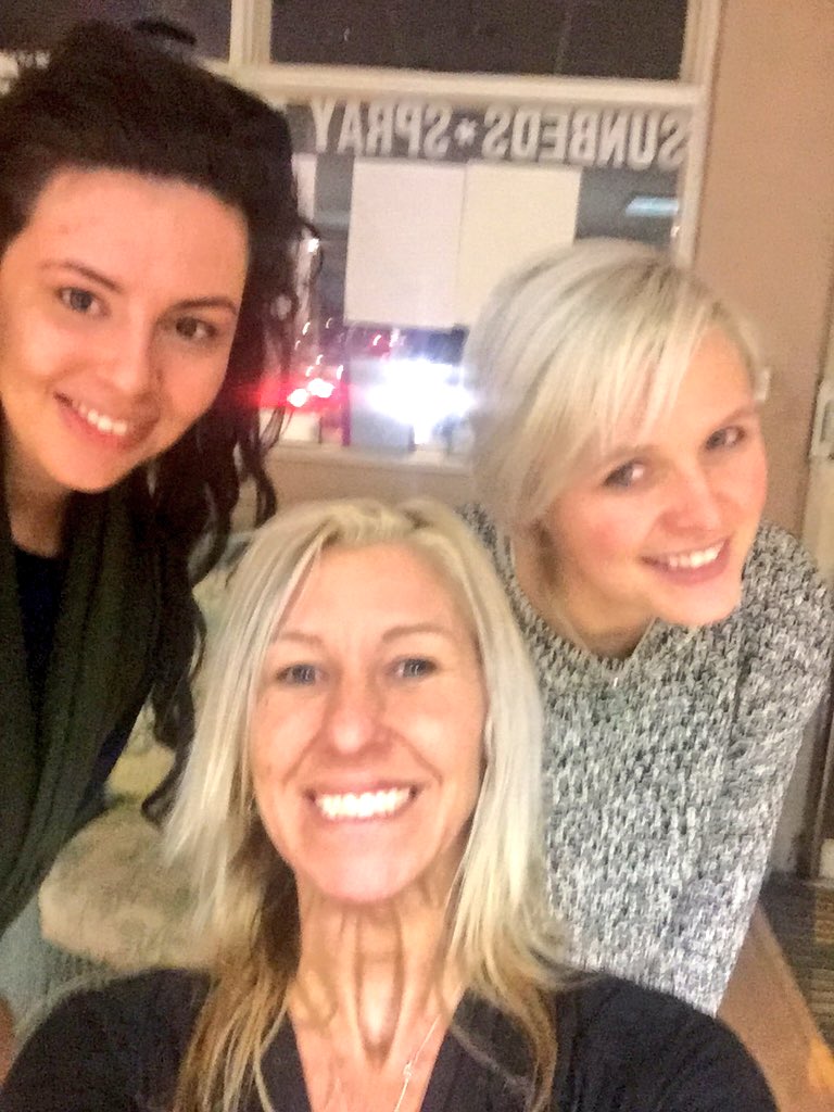 tanUr_hide's tweet photo. Just ur average Sat night tanning! #ohmygosh #TheApprentice #realbeauts @_ElleStevenson @NatLD182 made my night 💖 https://t.co/eUBK3JzIVN