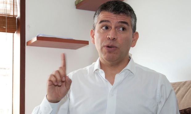 noticiAmerica's tweet photo. Daniel Mora aseguró que Julio Guzmán ya pasó a Alan García https://t.co/M6TToj5AVL https://t.co/KhmpcZd55u