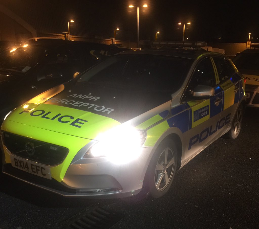 MPSBarnet's tweet photo. #BarnetResponse TeamC just heading out for Night Duty ready to take your calls 999 in emergency or 101 non-emergency https://t.co/N58rJiXahp