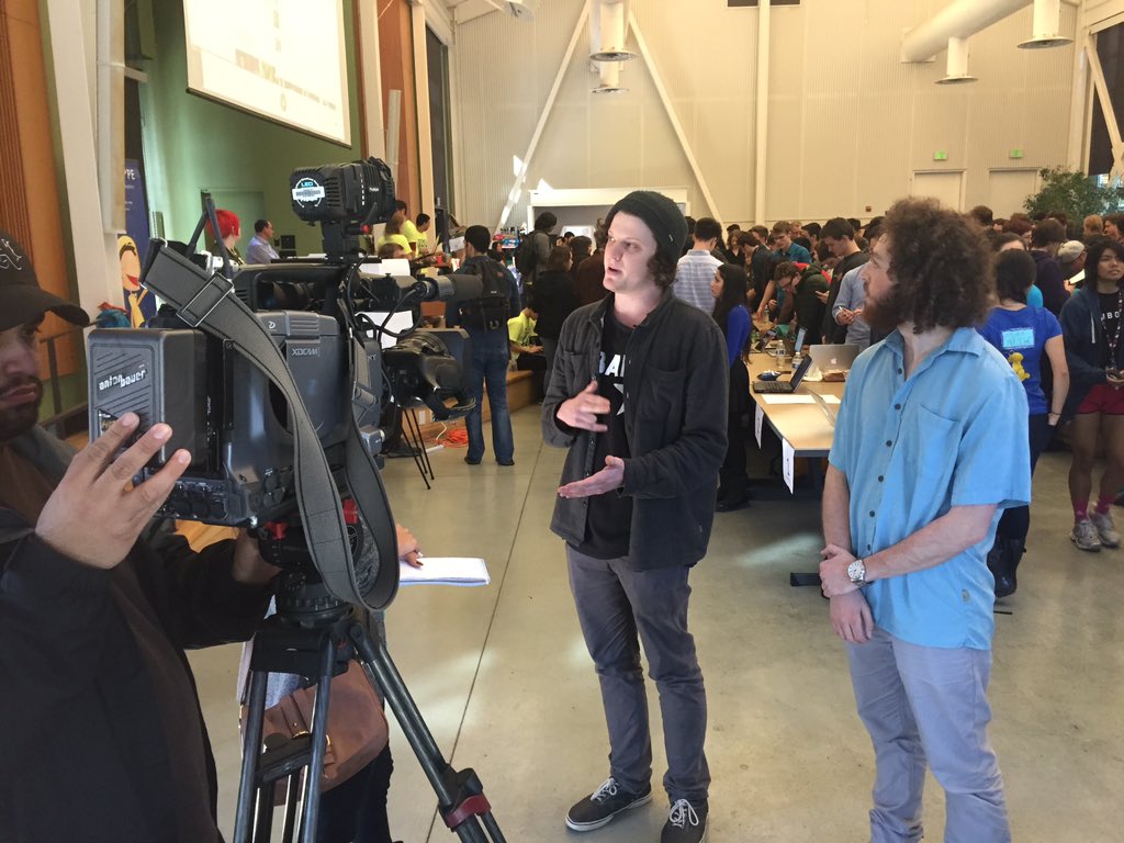 Azadux's tweet photo. Showing off our #FocusVR app at @HACKUCSC #oculab https://t.co/ZRz3NHJqDY