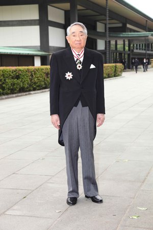shounantk's tweet photo. 台湾の海運・航空会社
エバーグリーン創業者
張栄発さんが死去

東日本大震災の時
個人で10億円を寄附し
自分の関連会社に対して
国際救援組織の関係者や物資を
被災地まで無料で運ぶよう指示

あなたの事を
少しでも多くの人に広めます https://t.co/JUnPkgaMPk