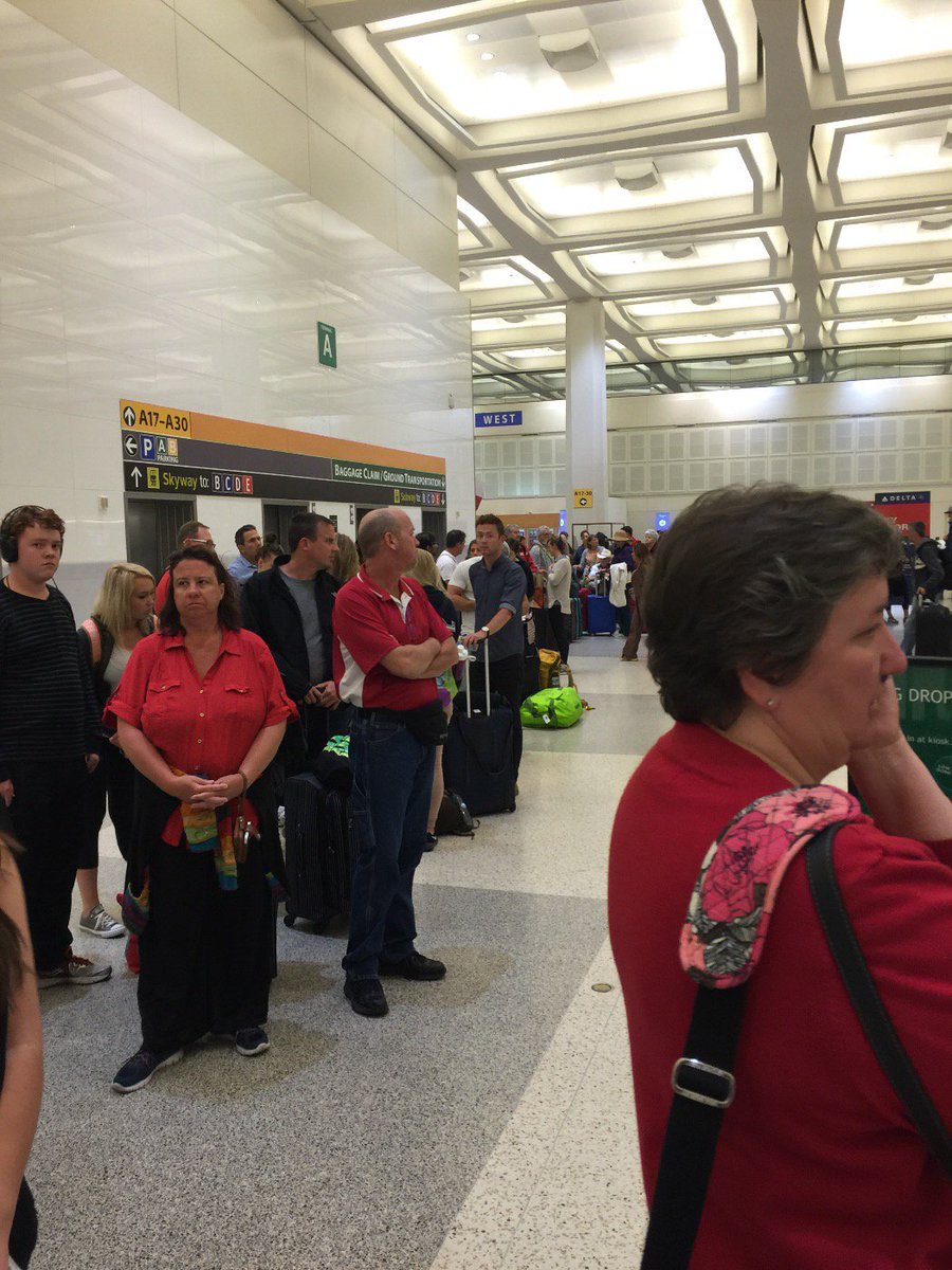 DougNassif's tweet photo. @FlyFrontier line at IAH over 100 long and NO1 at the counter 4 over 30min?  Get it 2gether! https://t.co/G8GSaMxSnK