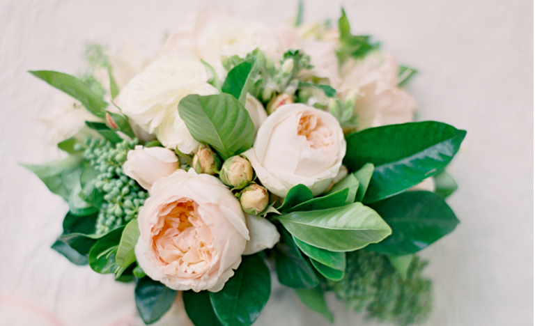 stylemepretty's tweet photo. Do you why brides toss bouquets? The secret behind this &amp; 10 more #weddingtraditions! https://t.co/gsSrwd7x9H https://t.co/IO18mh5XOv