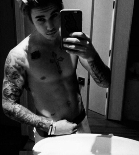 BieeeeeeebsPics's tweet photo. His abs 😍👅🔥 https://t.co/PQV1LAAVRe
