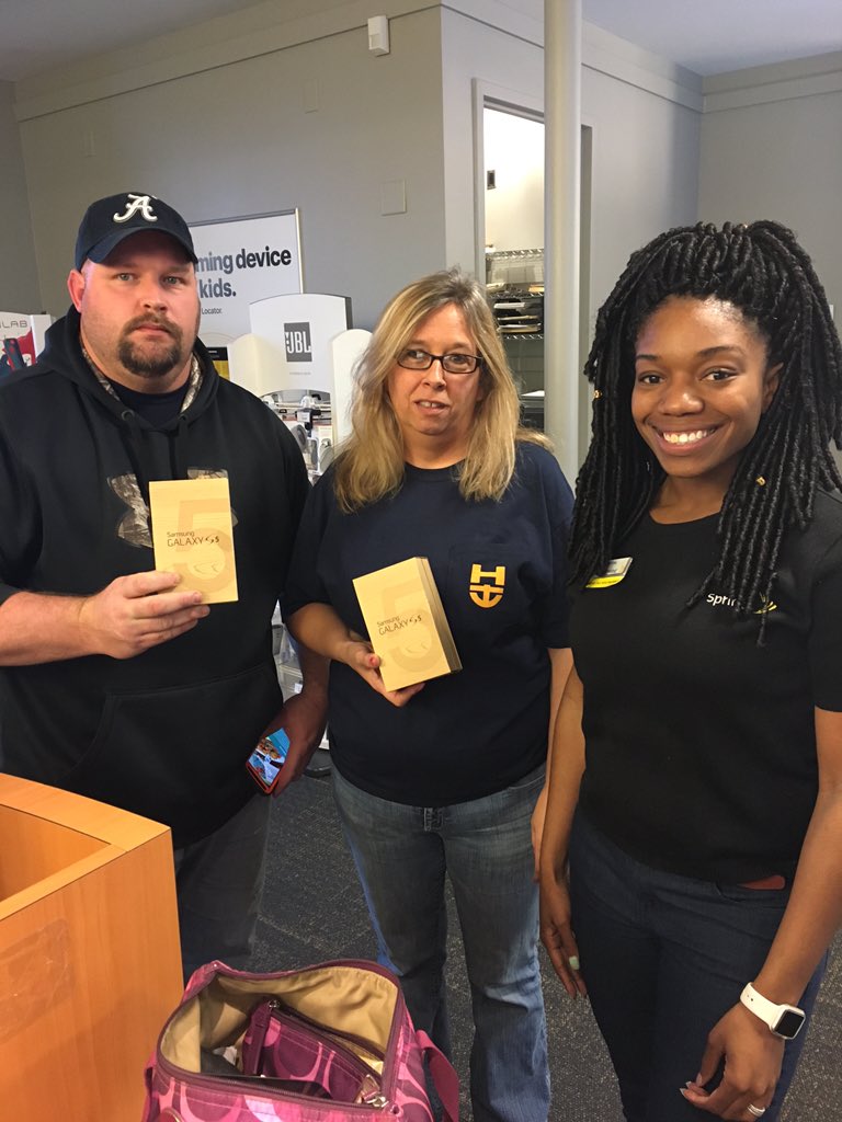 Trice0851's tweet photo. Look What Our Referral Program brought us ! Bye Verizon ! @Carol_Anderson4 @CampbellCelina @HollyJoyRamos https://t.co/TKZu2LscCL