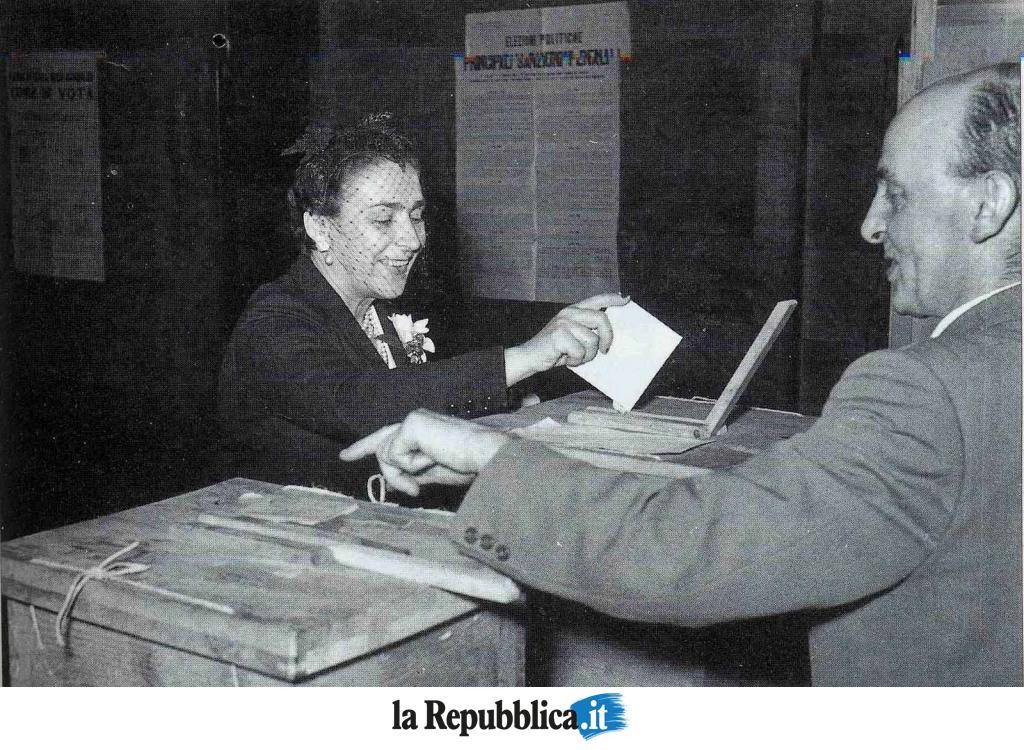 repubblica's tweet photo. 1 febbraio 1945: In Italia viene introdotto il suffragio universale, per la prima volta le donne possono votare… https://t.co/Oy3NVtaMKV
