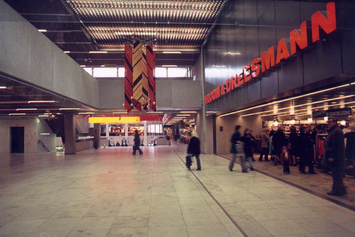 Welkom! Neemt u mee een kijkje in de geschiedenis van @HoogCatharijne_ Elke dag een foto van het winkelcentrum!