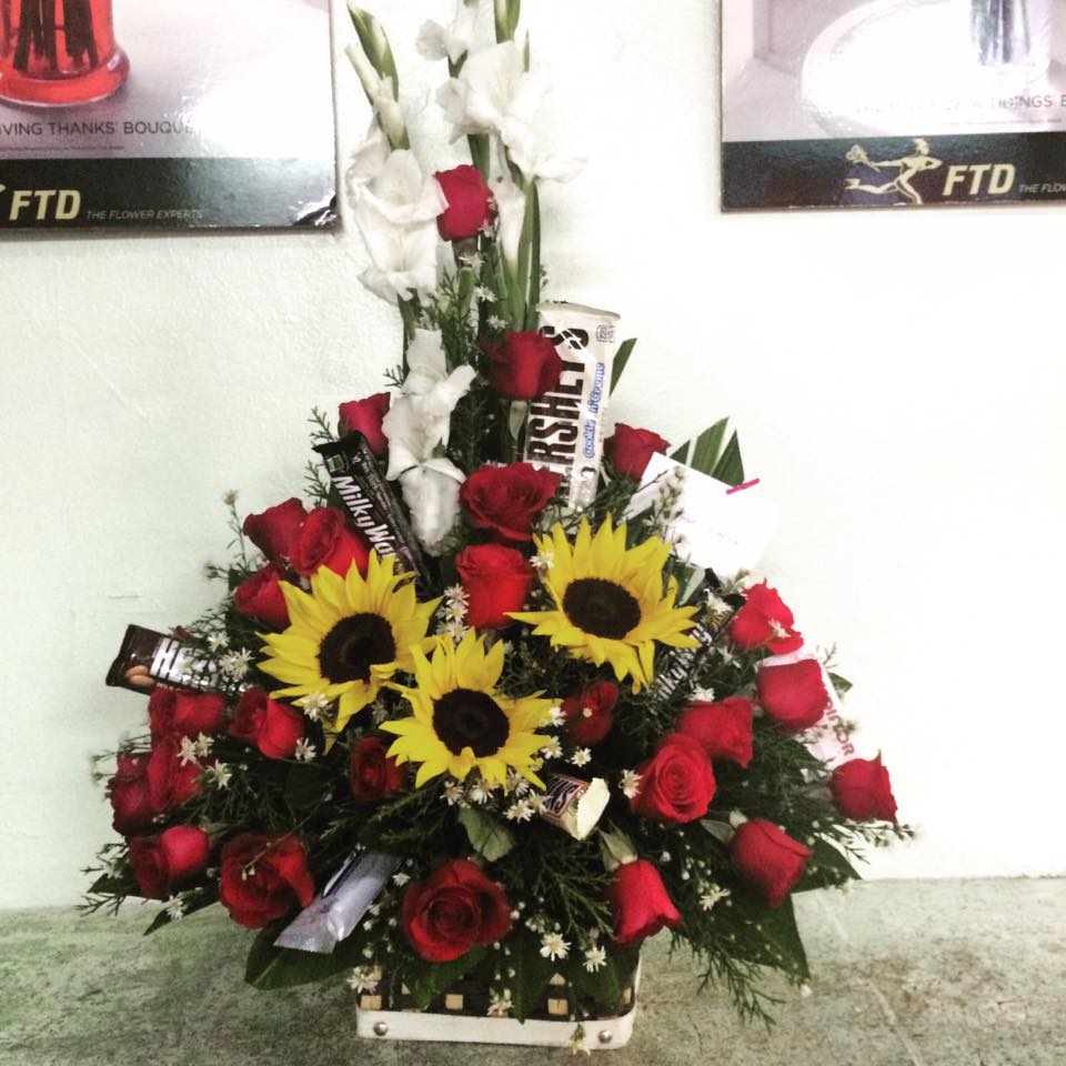 cediflor's tweet photo. Ummm!!! Qué rico #arreglofloral con #chocolates #Cediflor 809.532.7777 https://t.co/cqtqnFKrqM