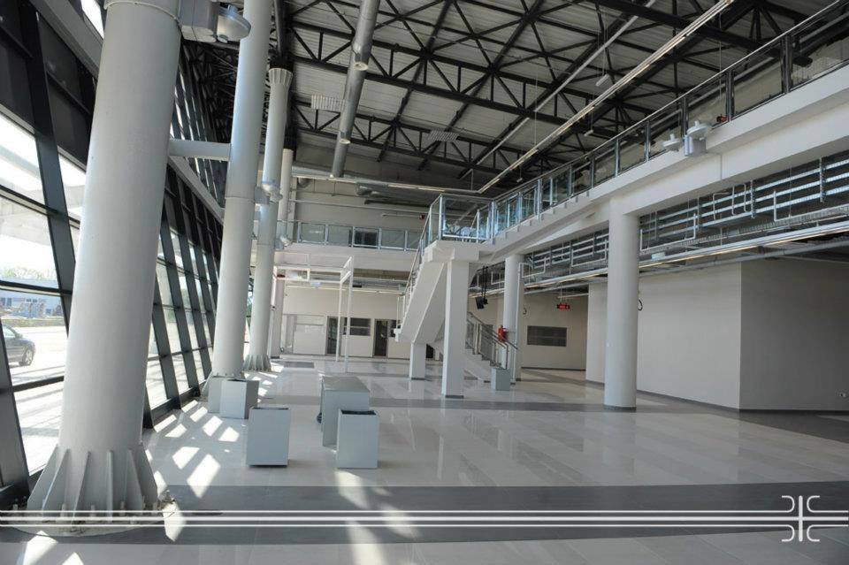 SutanovacDragan's tweet photo. 2012. god aerodrom Morava! Vise od tri god zakatancen a onda ce se pojaviti Vucic i hvaliti se kako on zavrsava... https://t.co/Jy1CIYfqLn