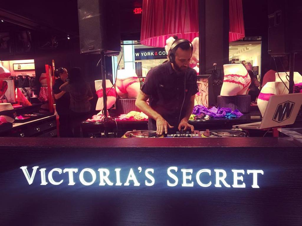 DJLadySyren's tweet photo. @neilineil #VictoriasSecret #FayettevilleNC @theTENteam #theextendednetwork #instore #sho… https://t.co/lwXysVSUOb https://t.co/HbpKwXTR7b