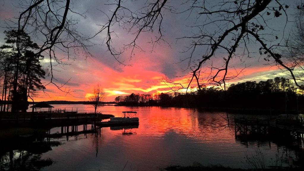 AlWalkerspeaker's tweet photo. A South Carolina sunset on the shores of Lake Murray from the Walkers veranda. https://t.co/VNKB3FYo3X