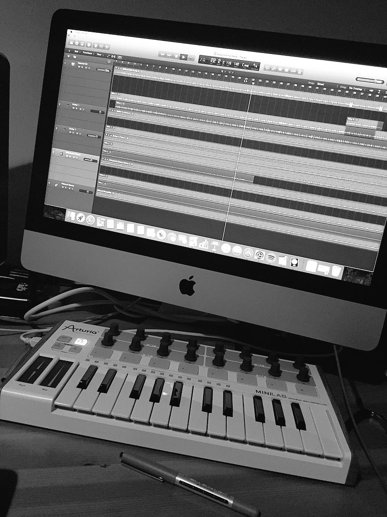 DRoadMusic's tweet photo. Evening editing session for #HomeMadeSessions, coming along nicely and can't wait to share them! https://t.co/p37ZvkmpVI
