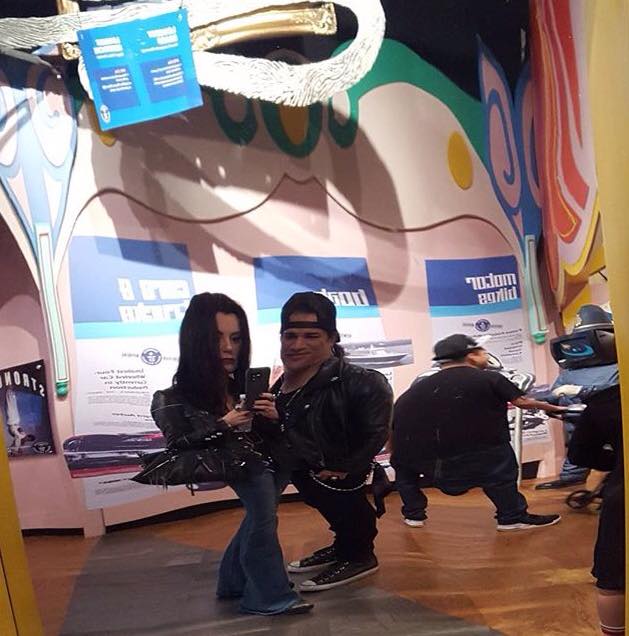FansDeSlashOnly's tweet photo. Foto de Slash &amp; Meegan el día de ayer divirtiéndose en el Museo de los Records Mundiales Guinness! :) https://t.co/0GG65pOgYT