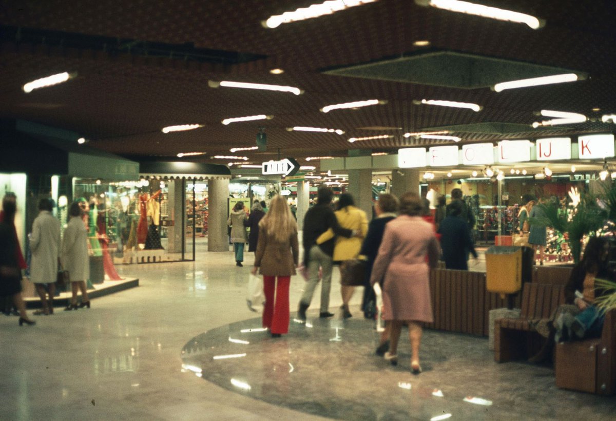 1973 | Gezicht in het Radboudkwartier van het kantoor- en winkelcentrum. #hoogcatharijne #winkelen #historie