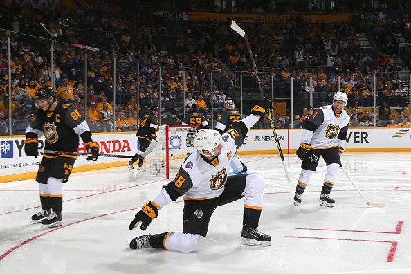 CanadiensMTL's tweet photo. John Scott sait comment célébrer! // Way to go, John! Solid celebration! #NHLAllStar #GoHabsGo https://t.co/syYgwx4Gpw