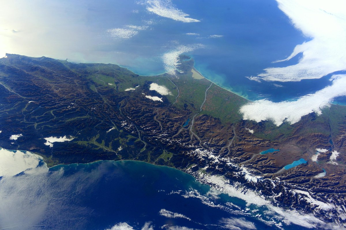 astro_tim's tweet photo. Flying over @NewZealand -- beautiful #islands .    #Explore https://t.co/7RnLA9Hm5B