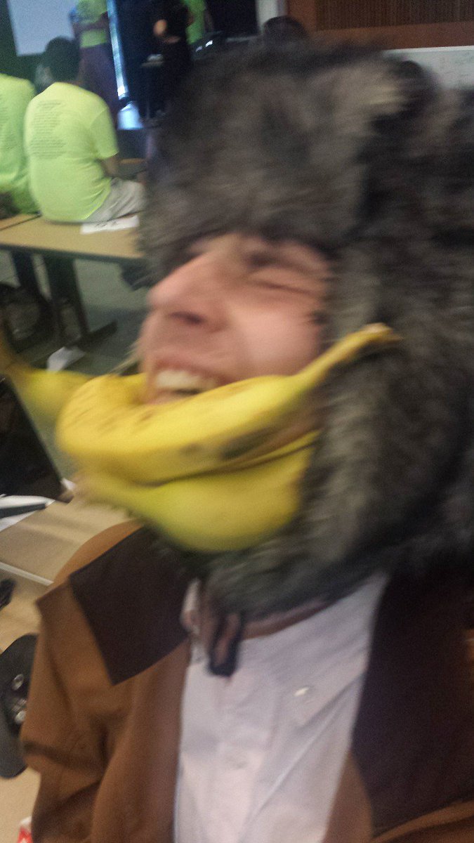 pythondreams's tweet photo. To Jake the UCSC Hackathon means all the bananas he can eat. #HackUCSC #bananaempowered https://t.co/zmlKRfAQ53