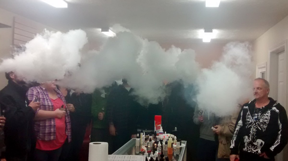 FatFrankseJuice's tweet photo. #vapelife at #ubersmoq #Moncton #AfterHours #vape #vapeon #Canada https://t.co/kAa4FjugS0