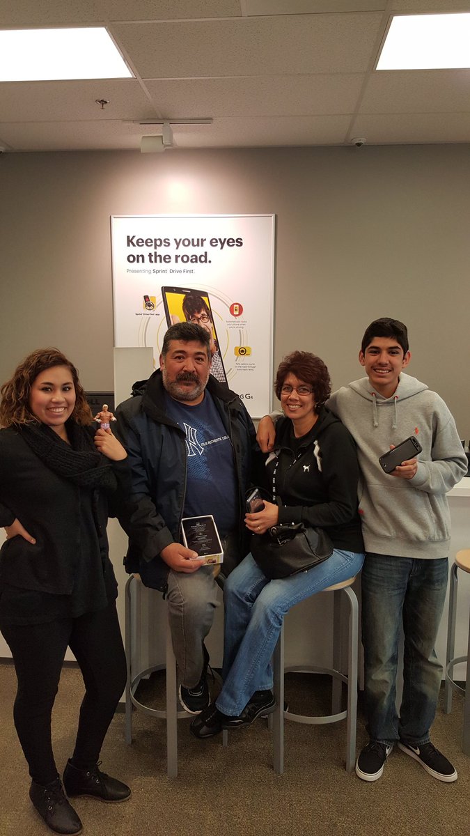 SprintStore2001's tweet photo. Evelyn and @HEELZiggler pin 4 lines and a tablet from @ATT ..@SprintStore2001 #thanksatt #betterpricing @SprintLCV https://t.co/W5lYjVyxPB