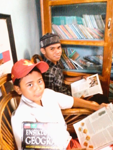 ahmadkur48's tweet photo. Lg baca di perpustakaan skolah...bareng murid-murid... https://t.co/xunNy0vpKT