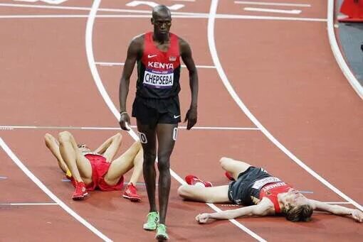 DJFreshSA's tweet image. But… #WhoAreYou … LOL!! RT @ash_mania99
Walking out from a 3sum like...