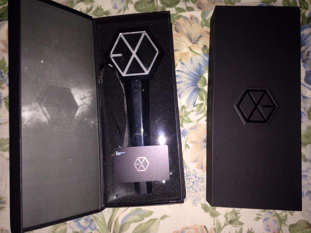 🙌RESTOCK🙌 EXO Official LIGHT STICK IDR 395K/$38 (ls, box, warranty card, quick start guide, strap, free battery)