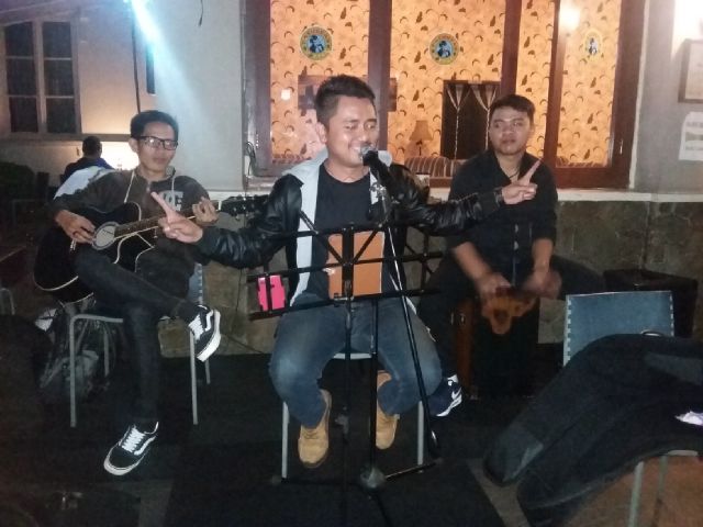 BnbCoustic's tweet photo. Bnbcoustic live perfrom @pasundancoffecimahi tadi malam https://t.co/suggt8N1Yo