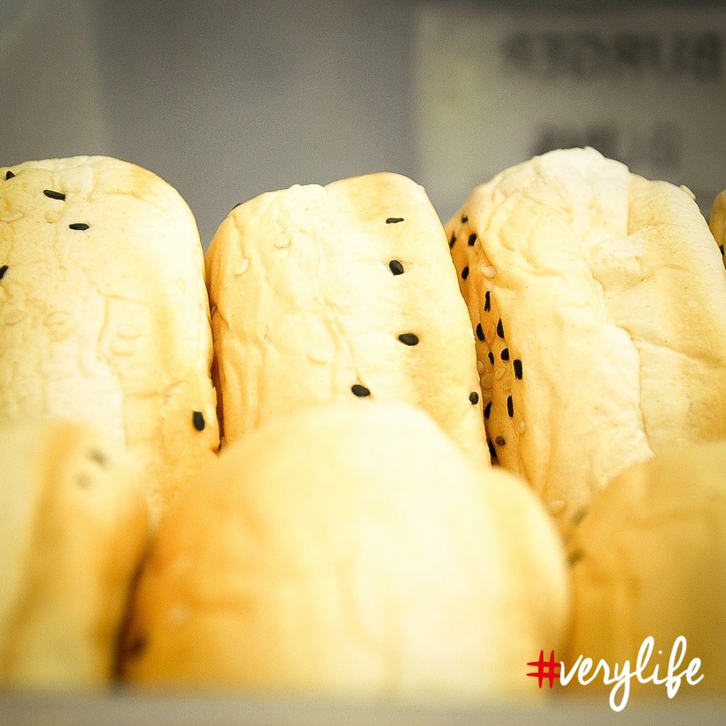 ChickenCharlie_'s tweet photo. What merienda is made of. #VeryLife #SignatureBurger https://t.co/MorF72M9jA