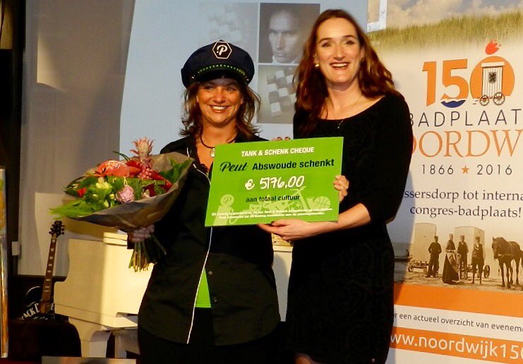 Cheque uitgereikt aan <a href="/Dorine_Holman/">Dorine Holman</a> bij <a href="/HetCultuurcafe/">Het Cultuurcafé</a> in #noordwijk #tankenschenk ook in 2016