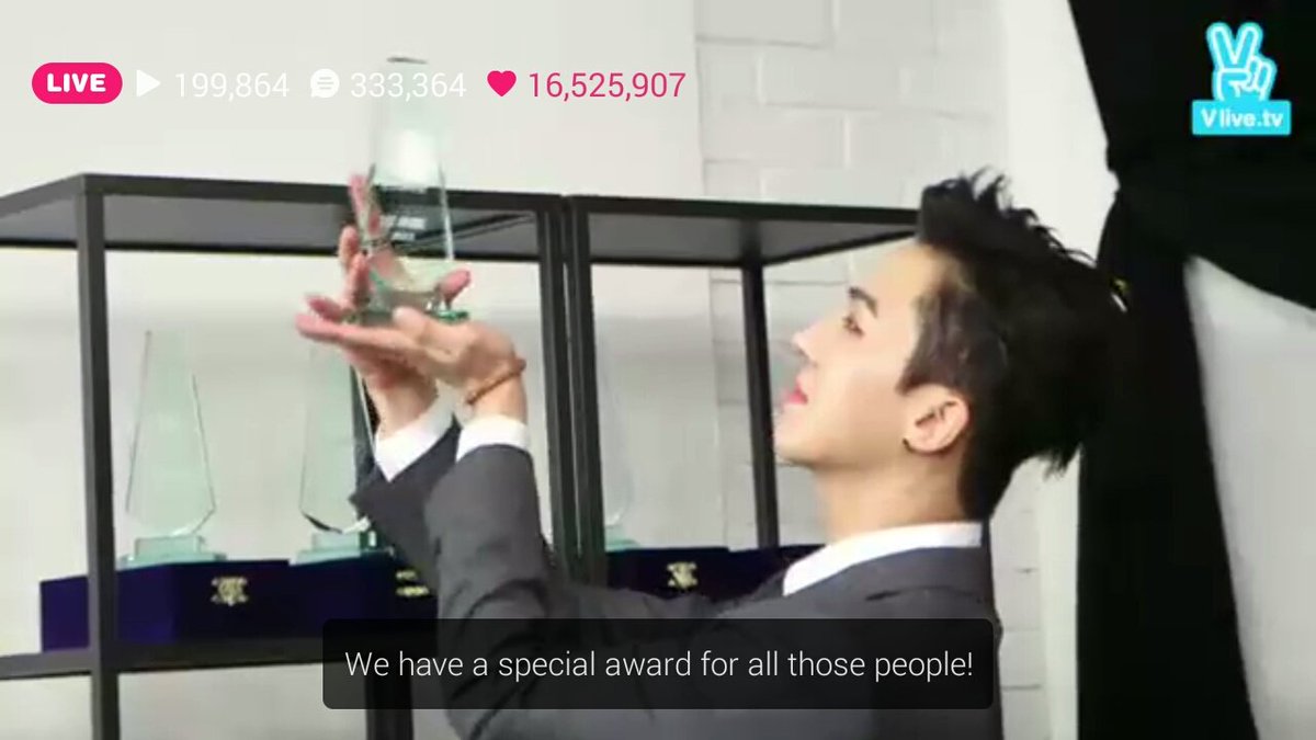 xtinasui's tweet photo. Song Mino and his love of the trophy #ExitAwards https://t.co/LprHrupZap