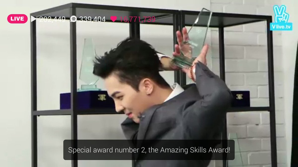xtinasui's tweet photo. Song Mino and his love of the trophy #ExitAwards https://t.co/LprHrupZap