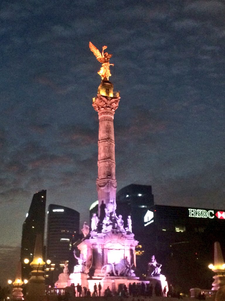 CeciTowers's tweet photo. #HoyEsDomigo y así la noche desde México ... https://t.co/huDQXt0LiZ